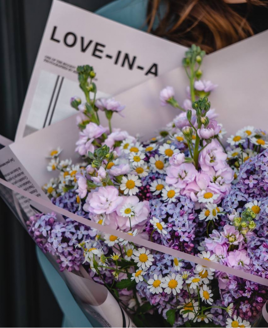 Ramo con fragantes lilas y matiola